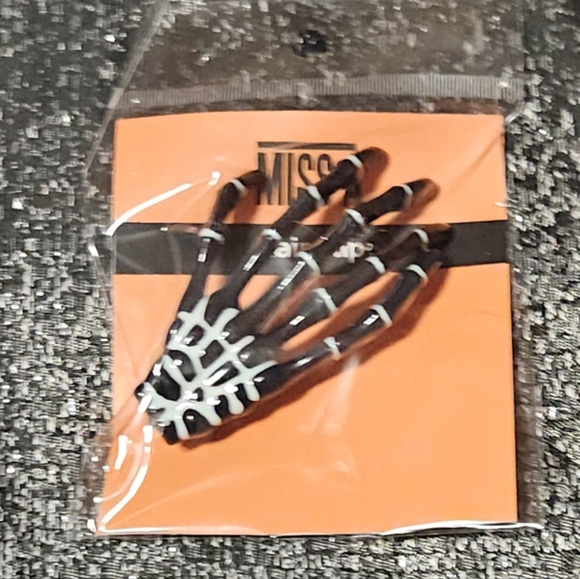 Halloween - Skeleton Hand Hair Clip BNIB - Picture 2 of 6